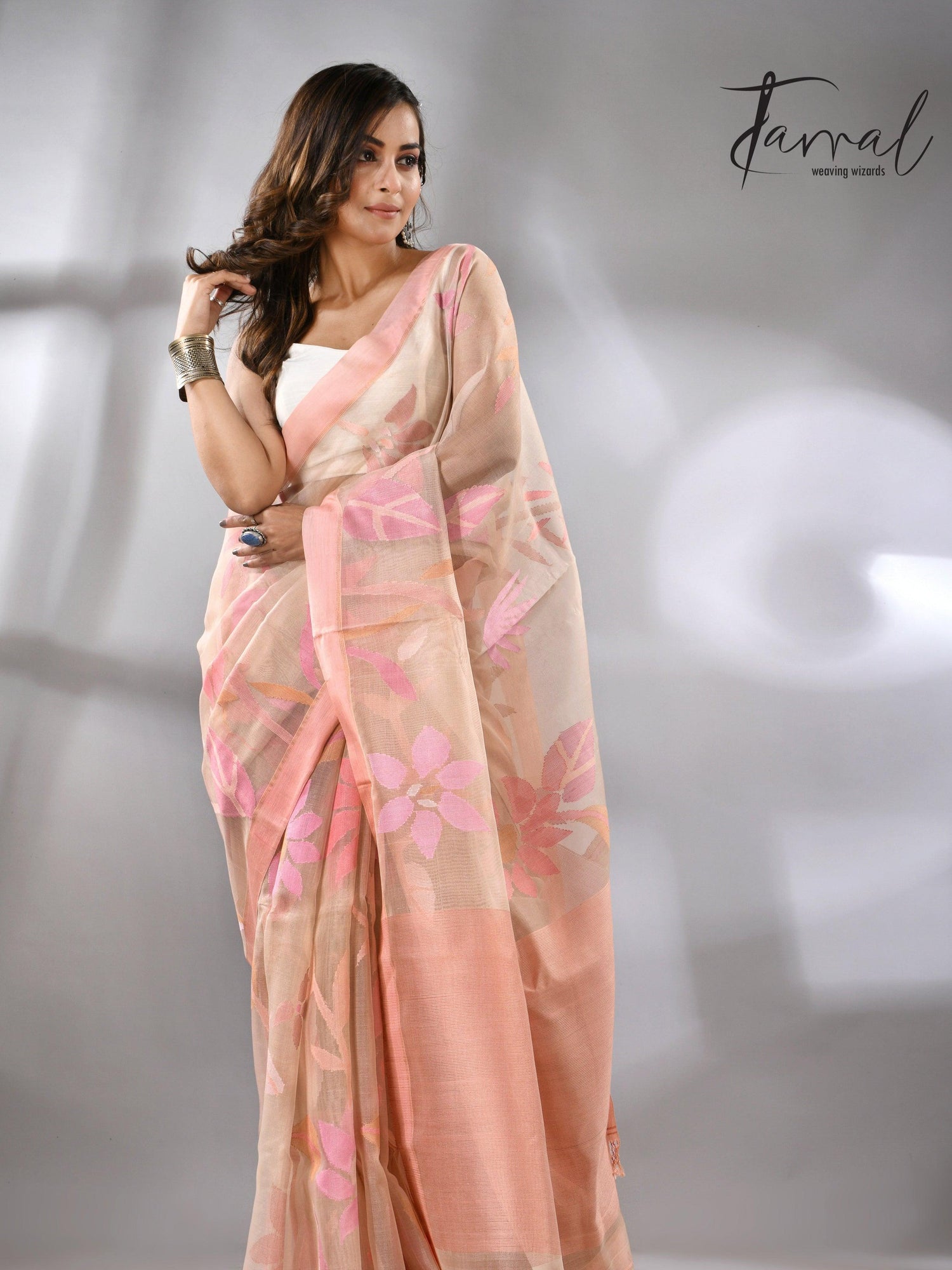 Muslin Silk Handwoven Jamdani Off-White Saree with a Peach Border full2