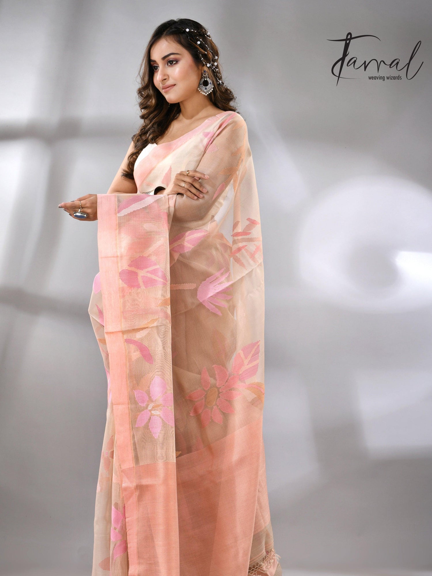 Muslin Silk Handwoven Jamdani Off-White Saree with a Peach Border left