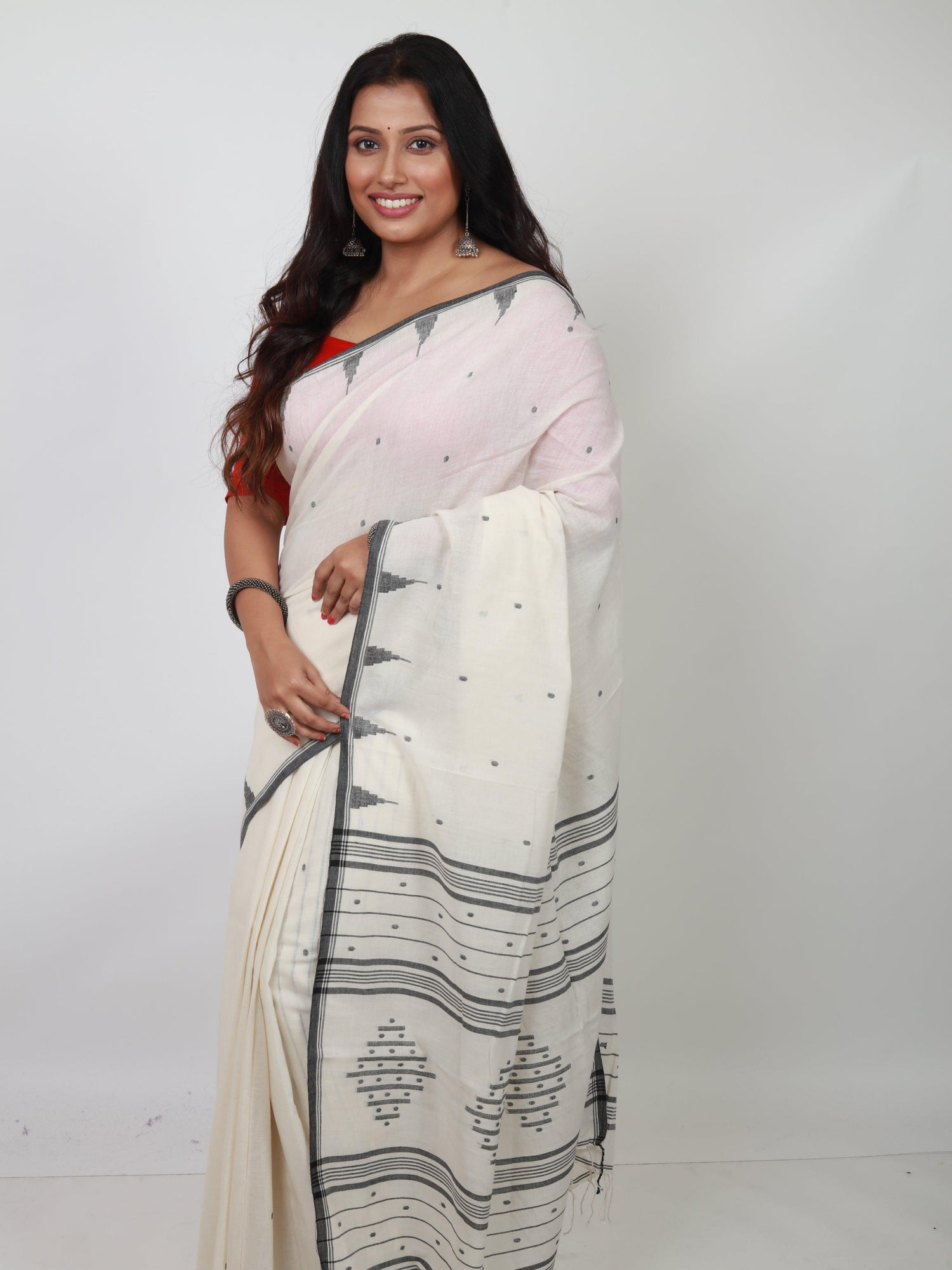 Off White with temple border cotton handwoven jamdani saree