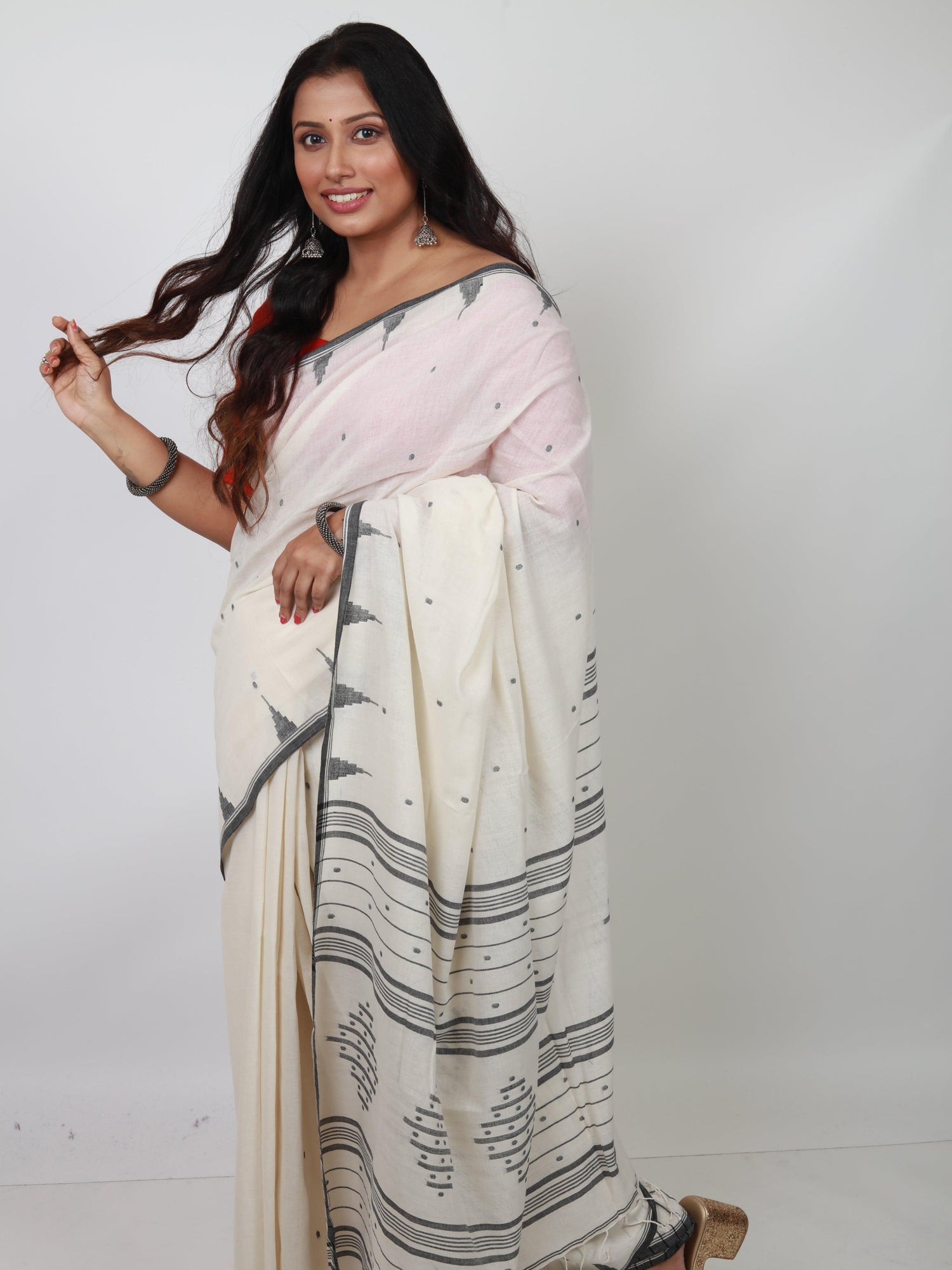 Off White with temple border cotton handwoven jamdani saree