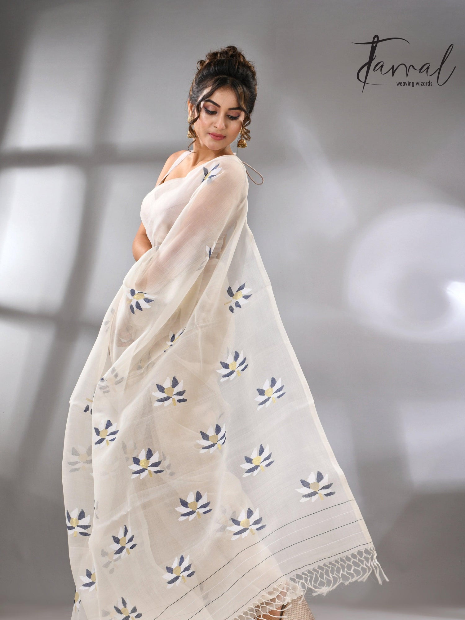 Offwhite Motifs Muslin Silk Jamdani Saree featuring Lotus full4