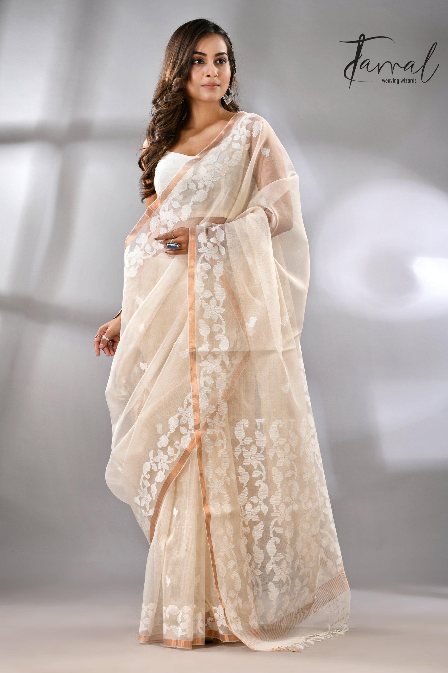 Offwhite Muslin handwoven needle zari work jamdani saree full2