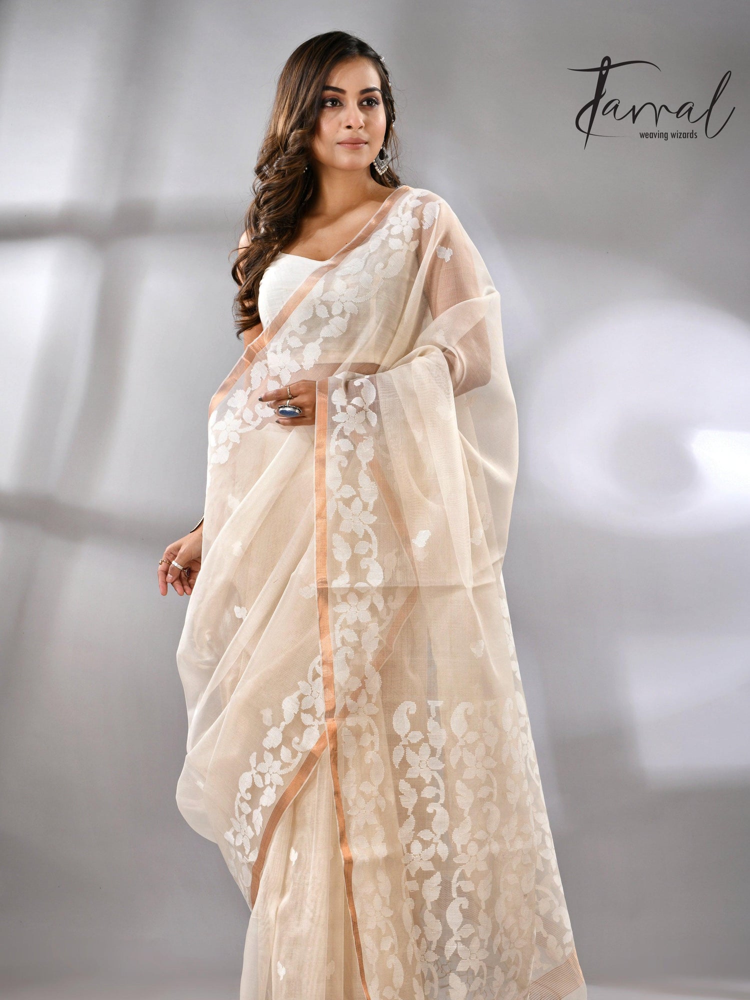 Offwhite Muslin handwoven needle zari work jamdani saree full2