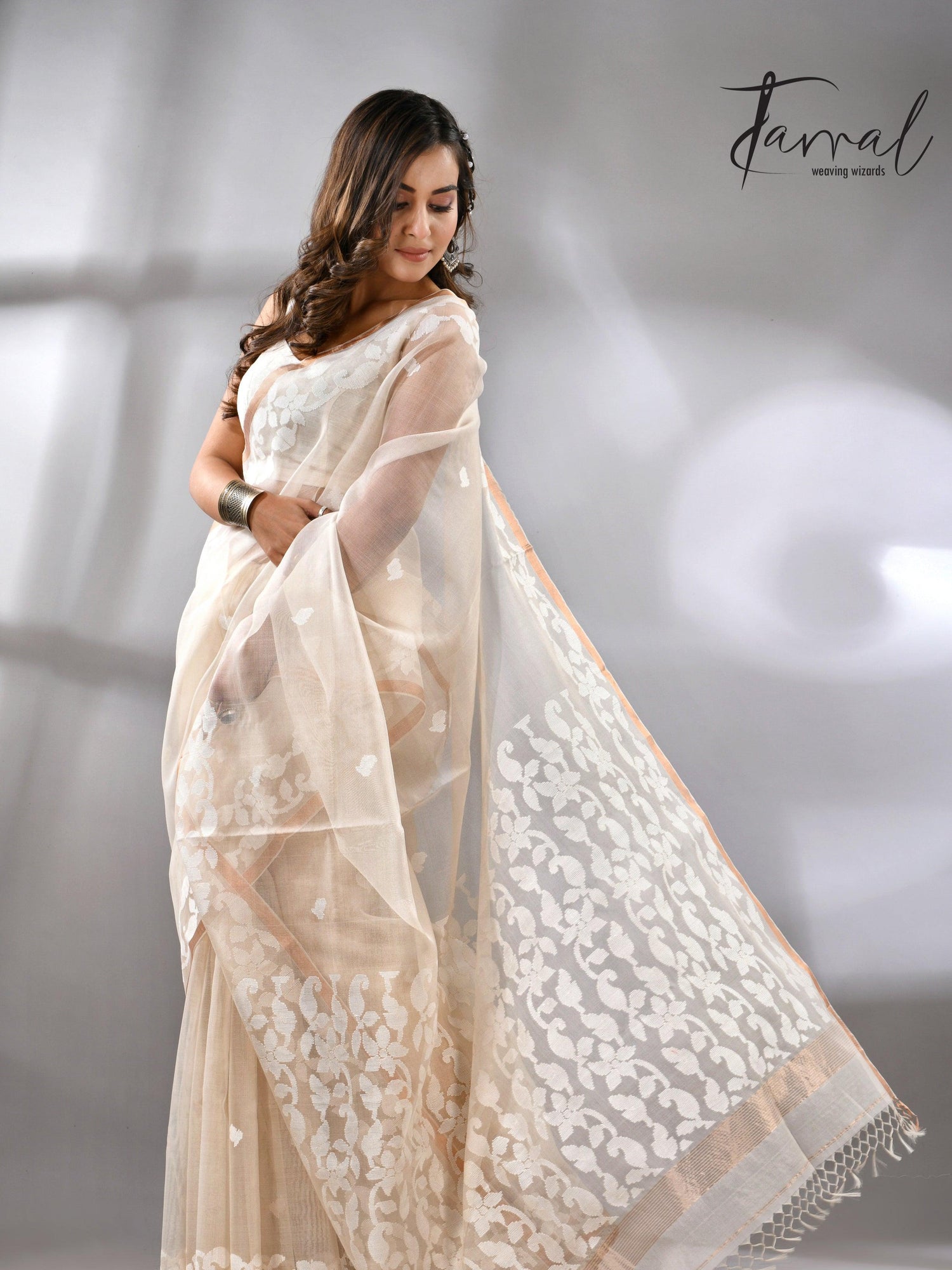 Offwhite Muslin handwoven needle zari work jamdani saree left3