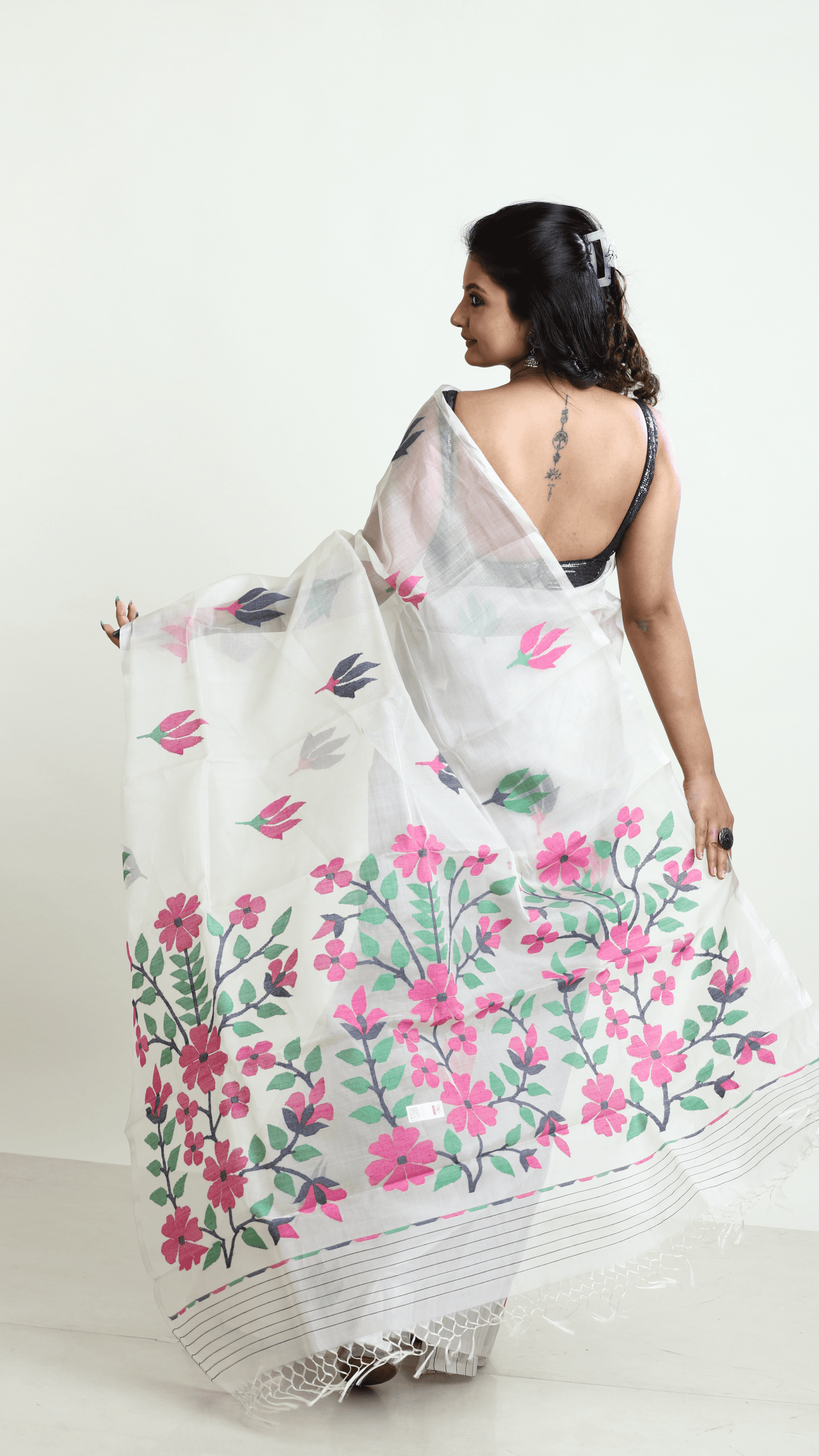 Offwhite with multicolour periwinkle floral handwoven muslin silk jamdani saree - Tamal Boutique