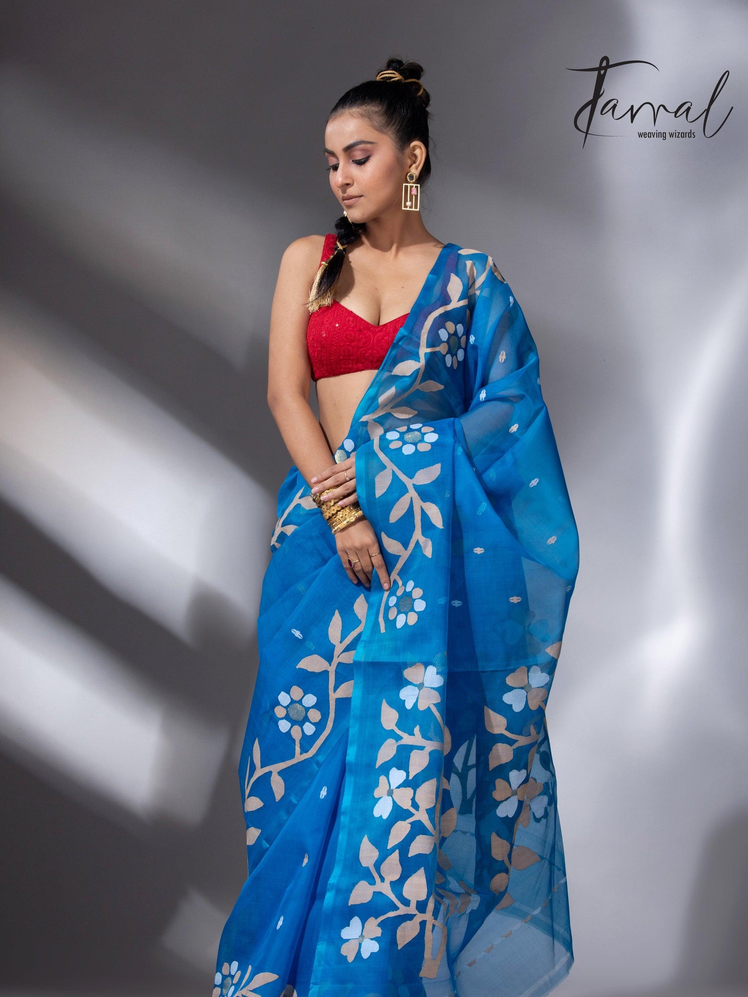 Peacock blue floral border muslin silk handwoven jamdani saree full4