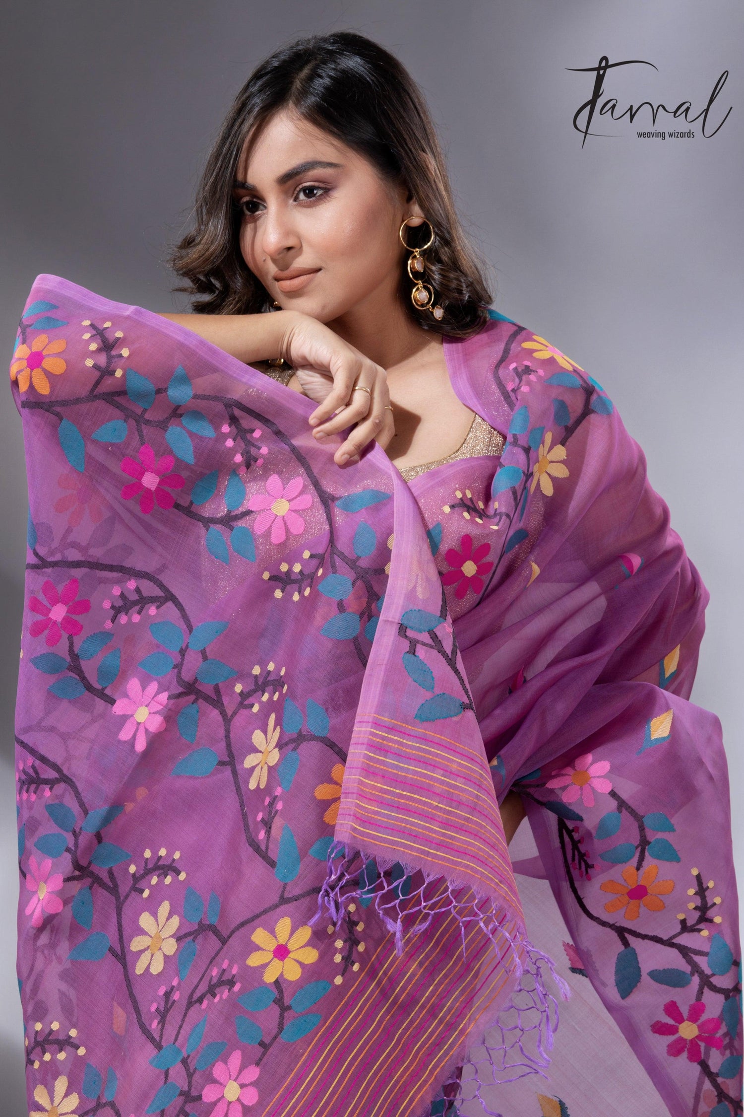 Purple floral border handwoven muslin jamdani saree1