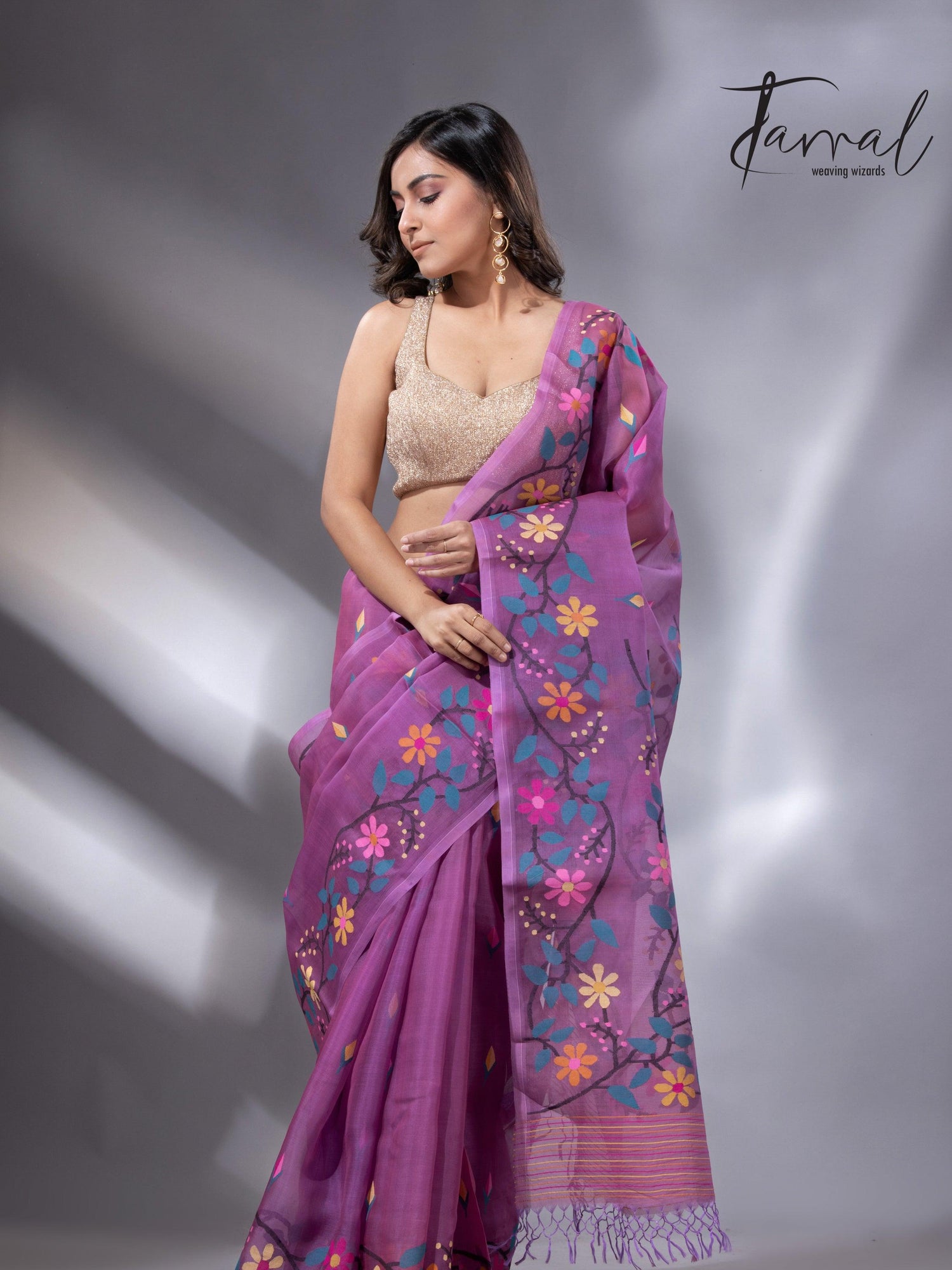 Purple floral border handwoven muslin jamdani saree4