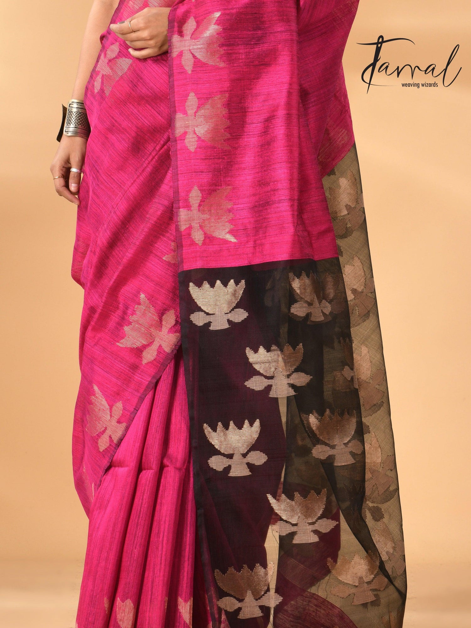 Rani_Pink_Jamdani_Matka_Silk_Saree_Close_up3
