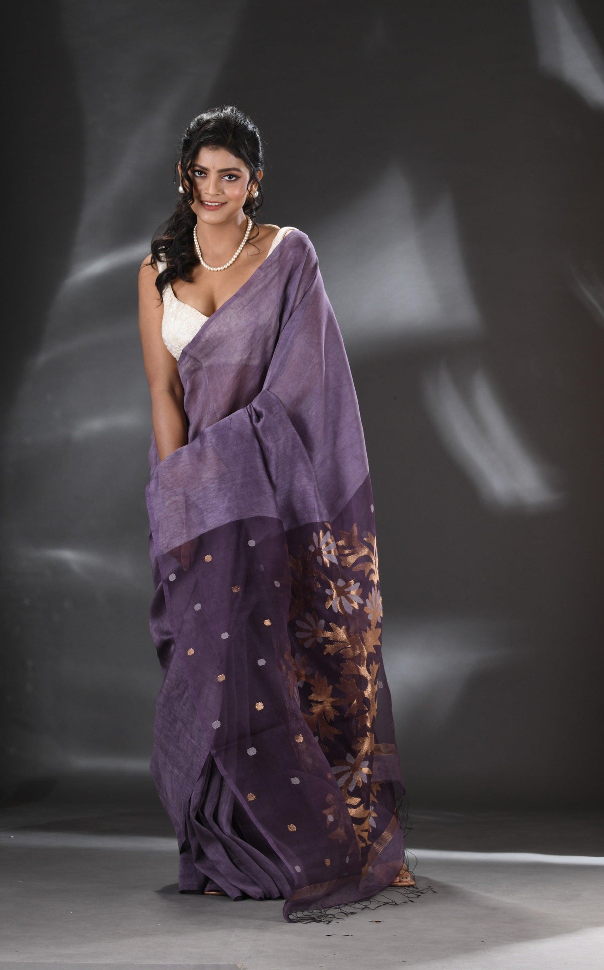 Deep magenta linen thoka floral pallu handwoven jamdani saree - Tamal Boutique