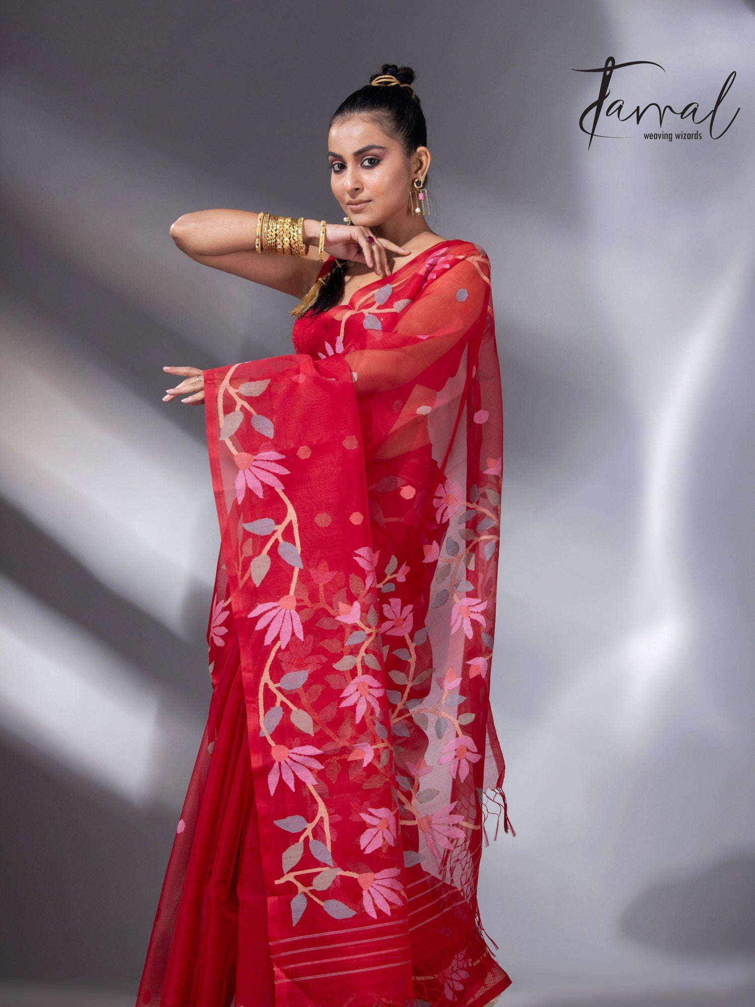 Sweet red floral border handwoven muslin silk jamdani saree full2