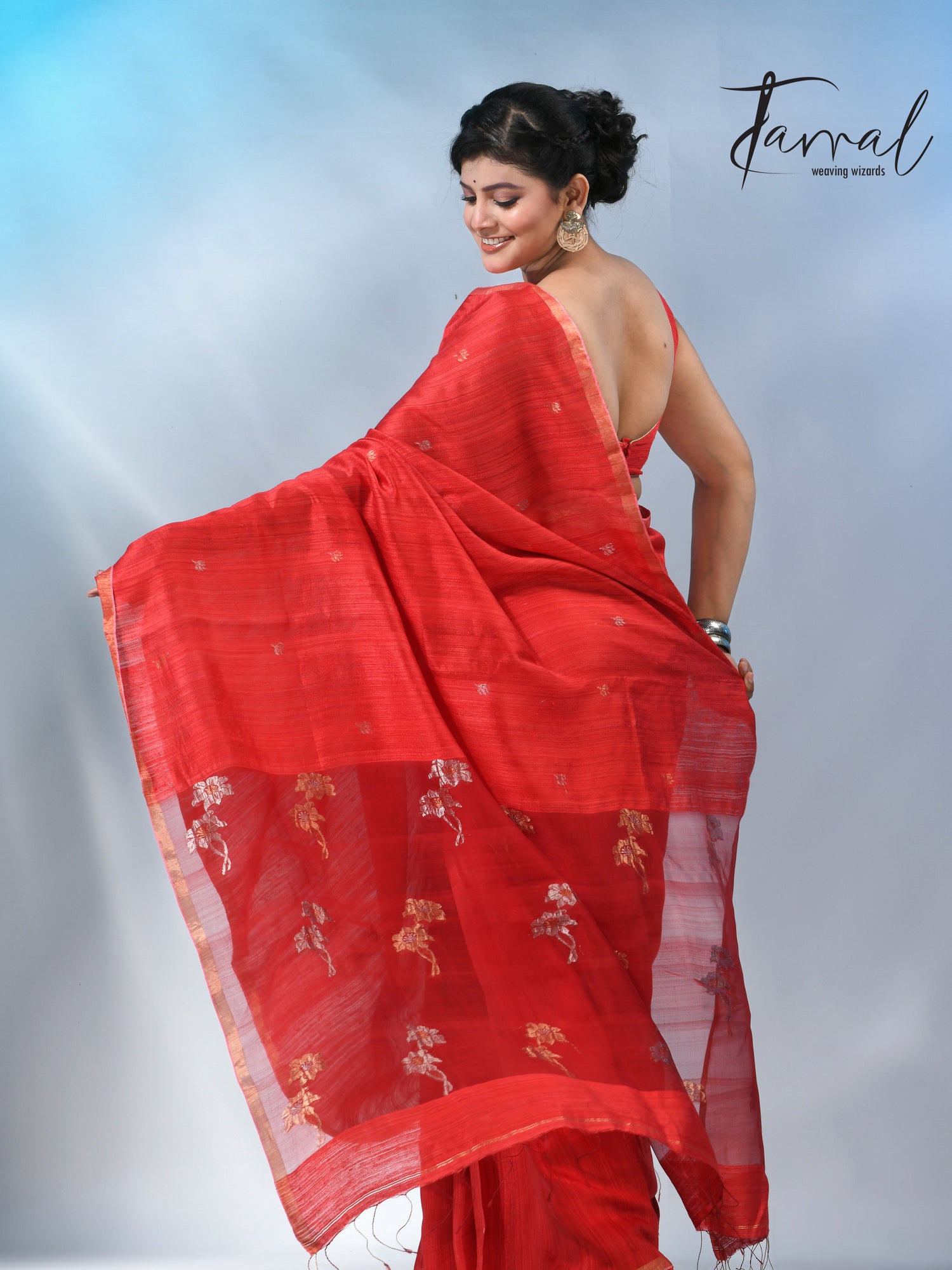 This beautiful Red colour matka silk handloom jamdani saree