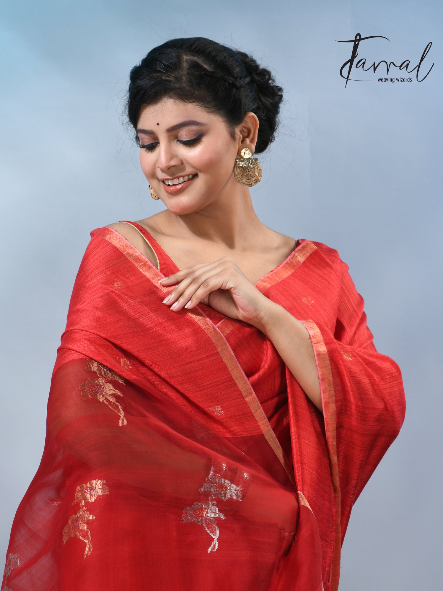 This beautiful Red colour matka silk handloom jamdani saree