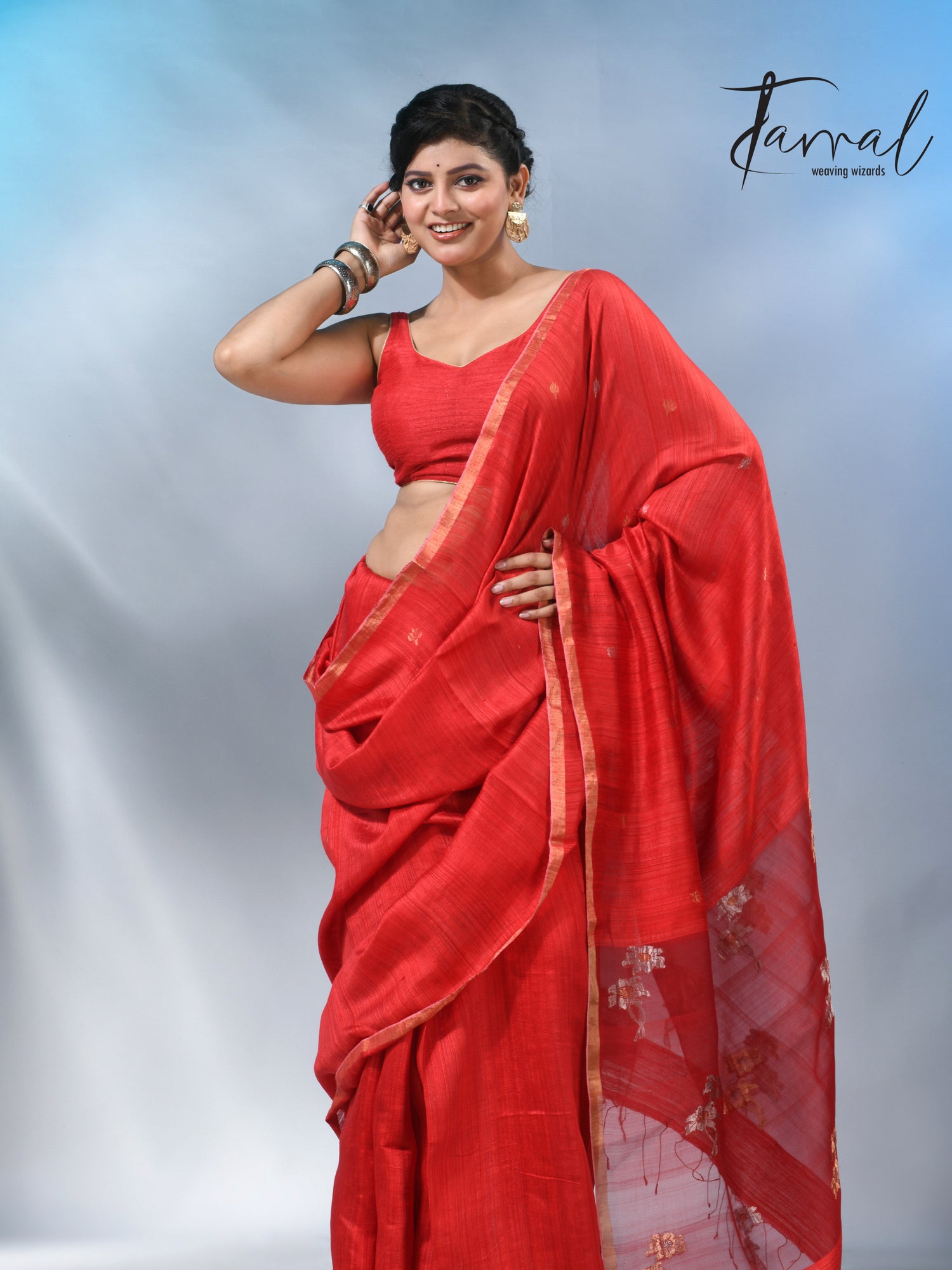 This beautiful Red colour matka silk handloom jamdani saree