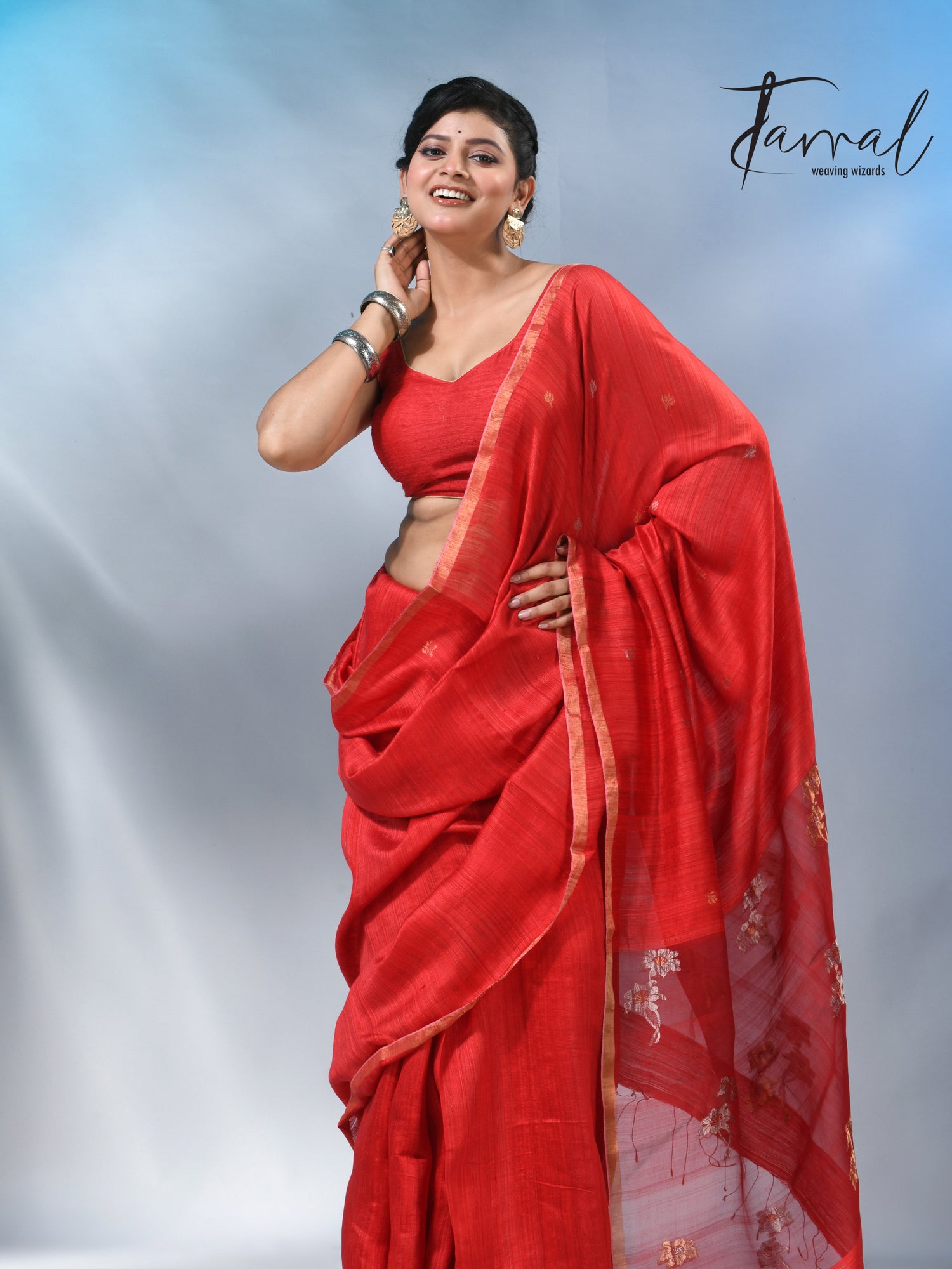 This beautiful Red colour matka silk handloom jamdani saree