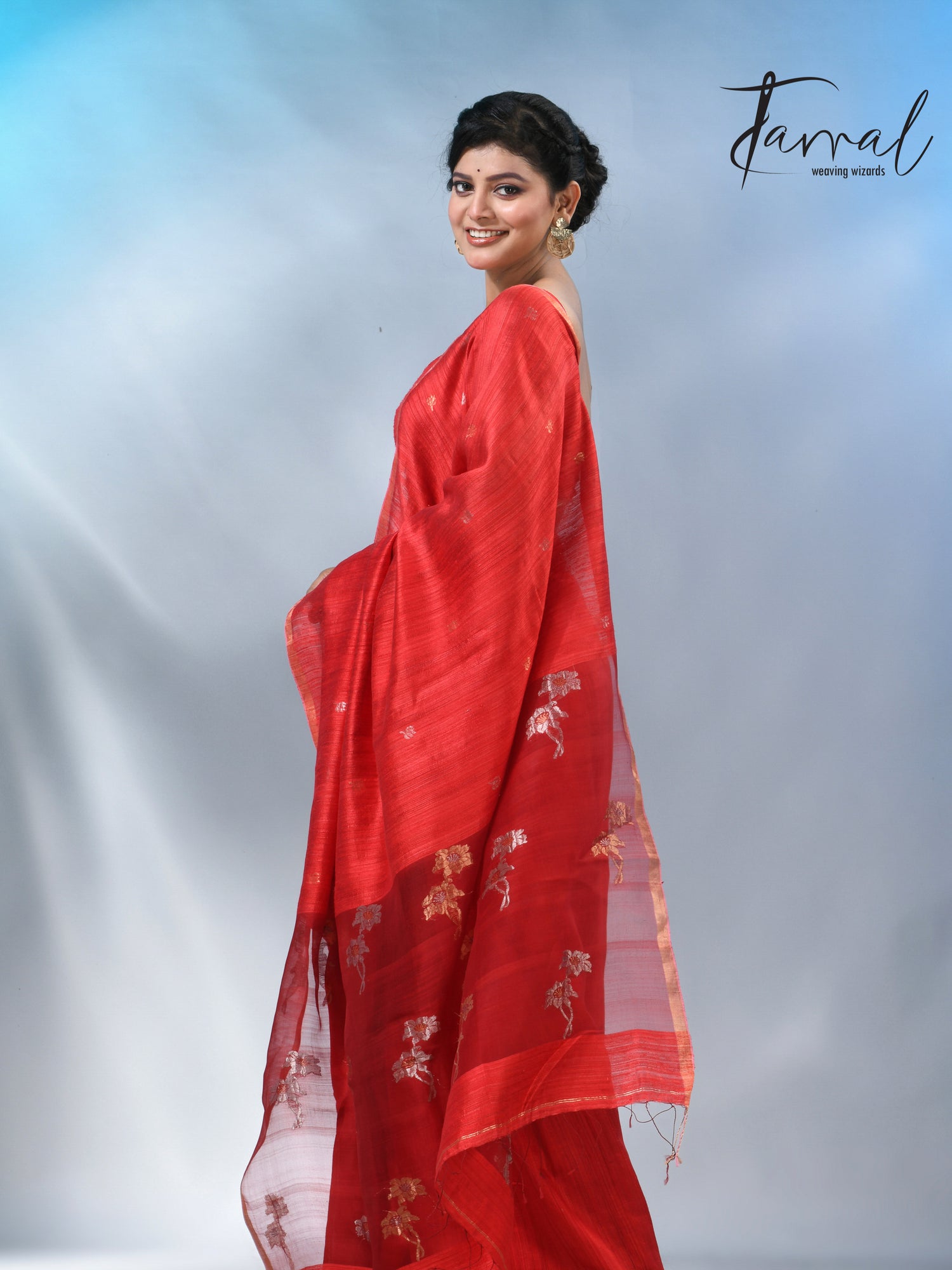 This beautiful Red colour matka silk handloom jamdani saree