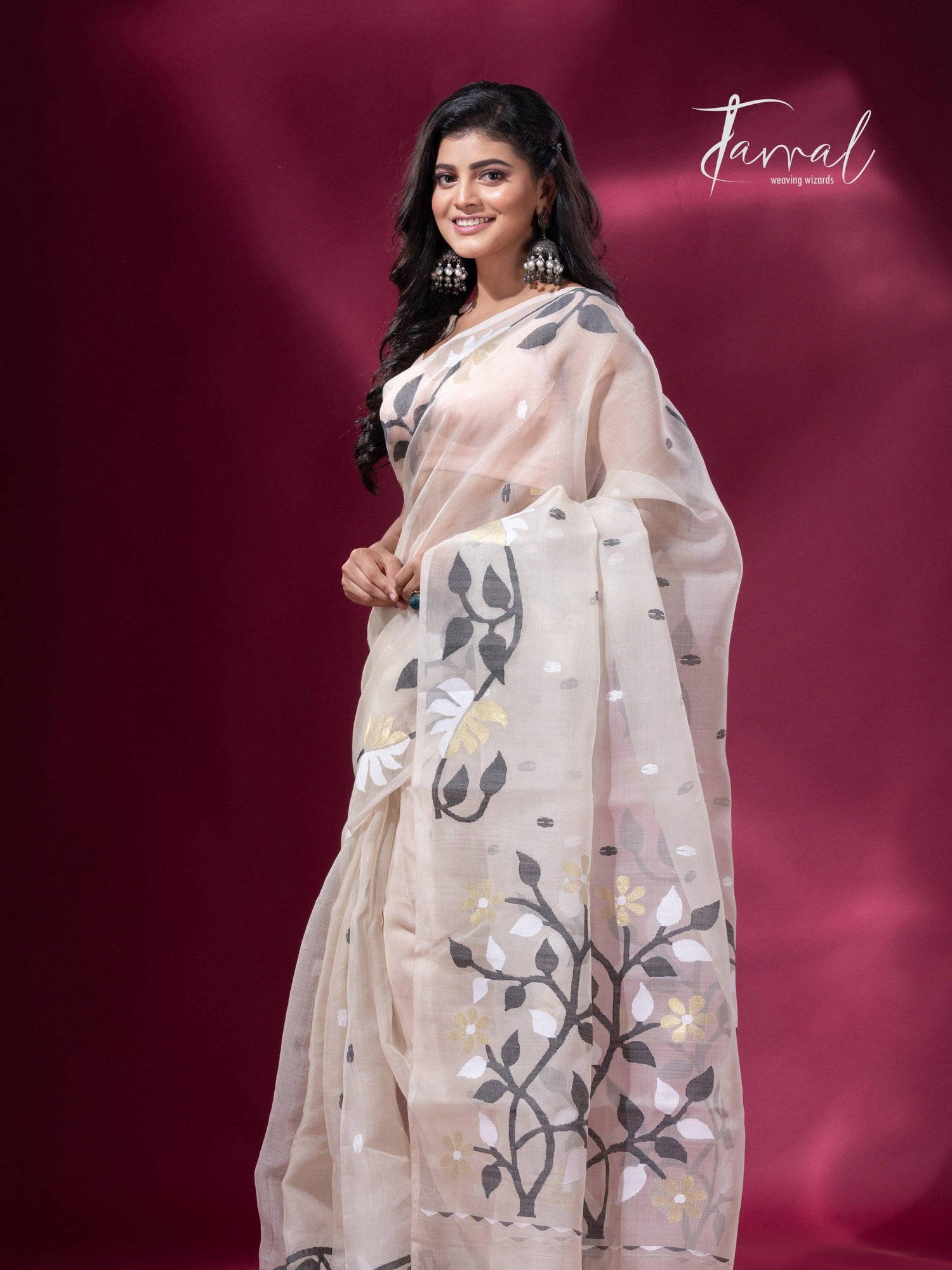 offwhite floral border muslin silk handwoven jamdani saree full2