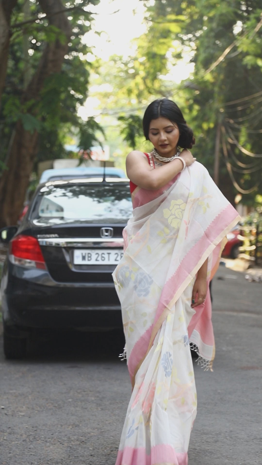 White Saree Pink Border Handwoven Jamdani Multicolour Rose Motifs