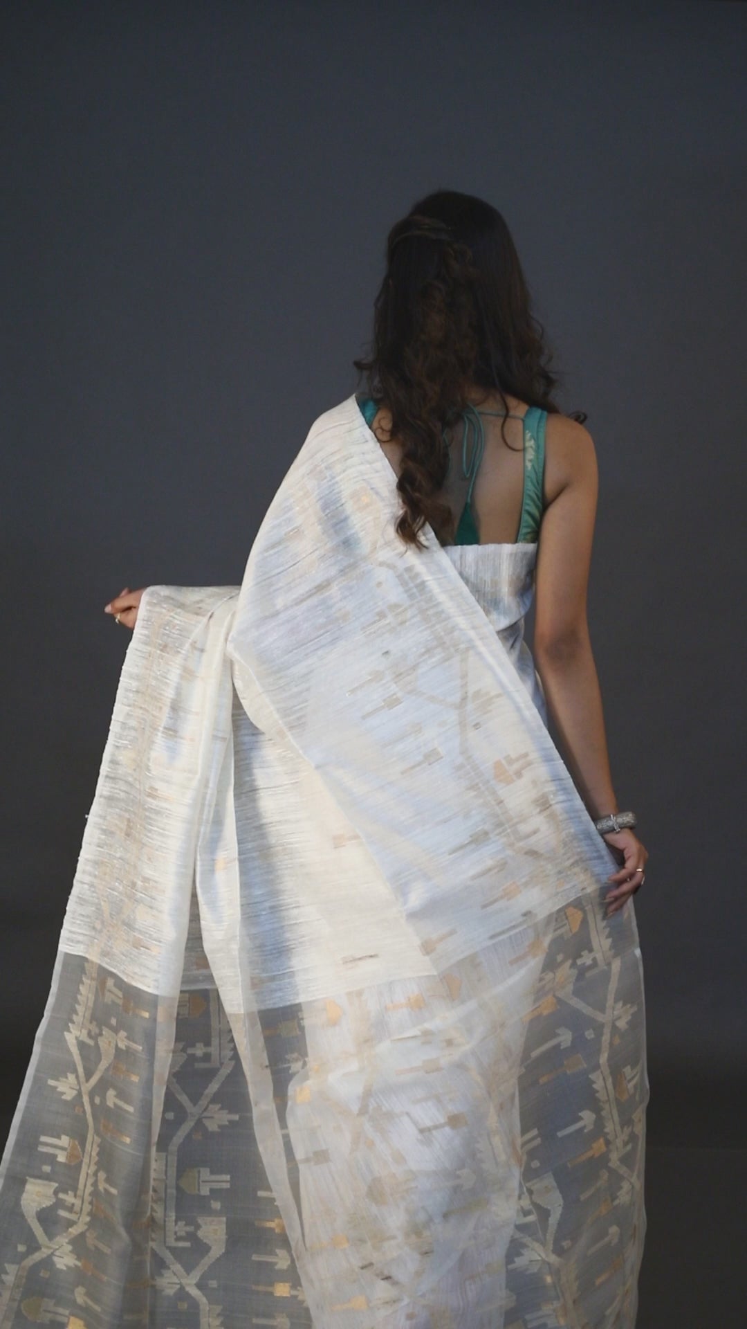 White with zari & ghicha handwoven matka silk jamdani saree video