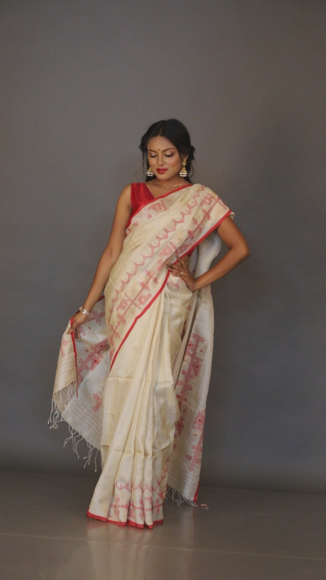 Light beige with tussar silk handwoven dhakai jamdani saree video